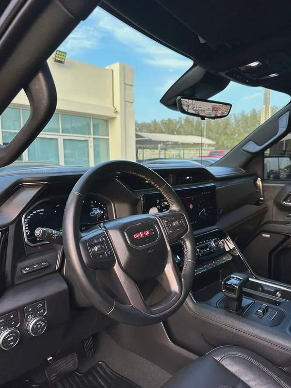 2023 GMC Sierra AT4 - GCC Specs 6.2L - Like New!