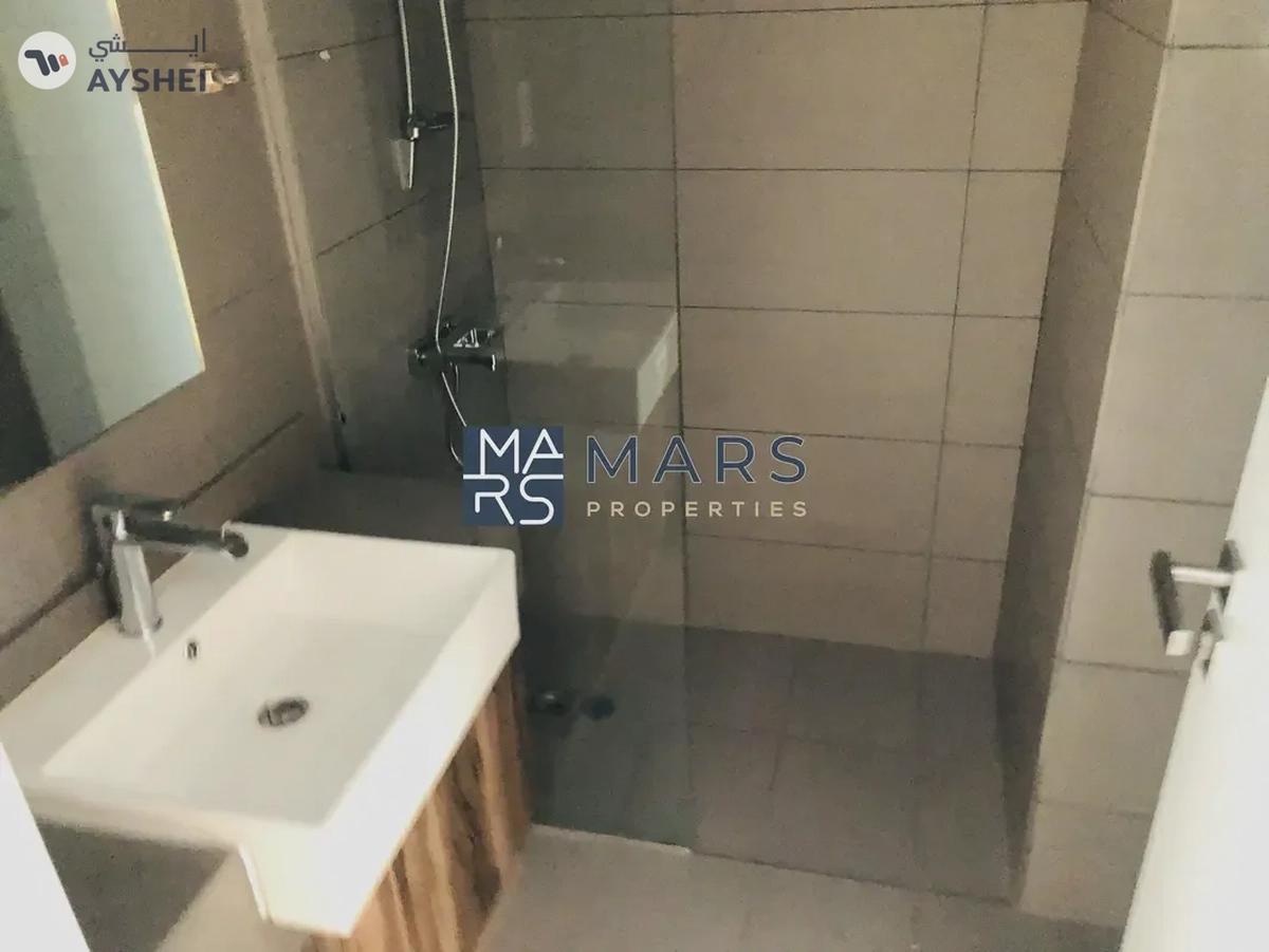 Private balcony | Kitchen Appliances | Community view |-2-2