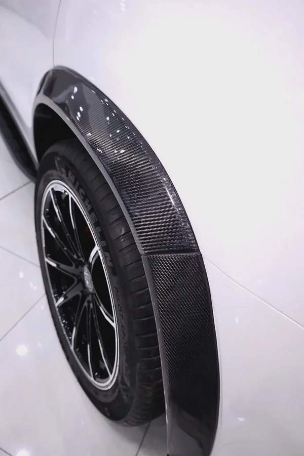 GLS 63 WITH FULL BRABUS 900 CARBON BODYKIT + PILOT SEATS + PREMIUM BRABUS INTERIOR + CARBON
