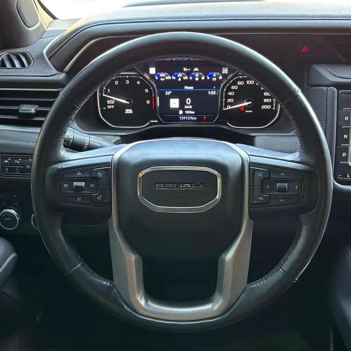 GMC Yukon Denali-4-4
