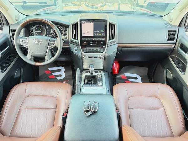 تويوتا لاند كروزر VXR 6.2 غراند تورنغ رمادي / بني 2021 الفطيم