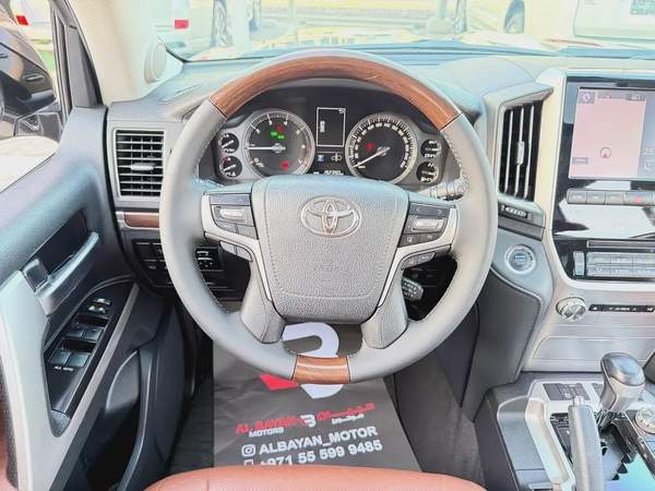 تويوتا لاند كروزر VXR 6.2 غراند تورنغ رمادي / بني 2021 الفطيم