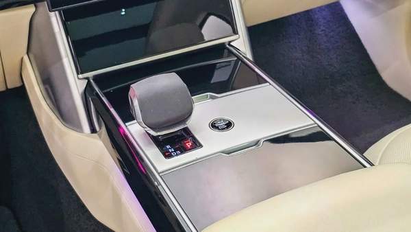 RANGE ROVER - VOGUE - HSE - V 8 P530 - GCC SPECS - UNDER WARRANTY - 2024 MODEL - WHITE/WHITE