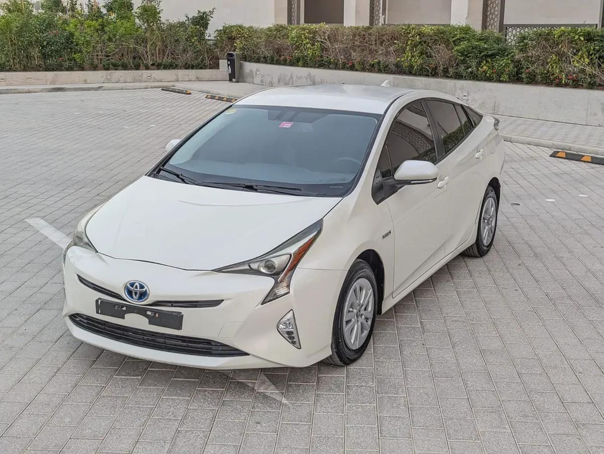 Toyota Prius Iconic 2017 - GCC Specs Full Option With Navigation and Leather Seats-1-1