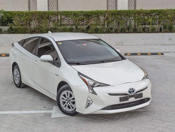 Toyota Prius Iconic 2017 - GCC Specs Full Option With Navigation and Leather Seats