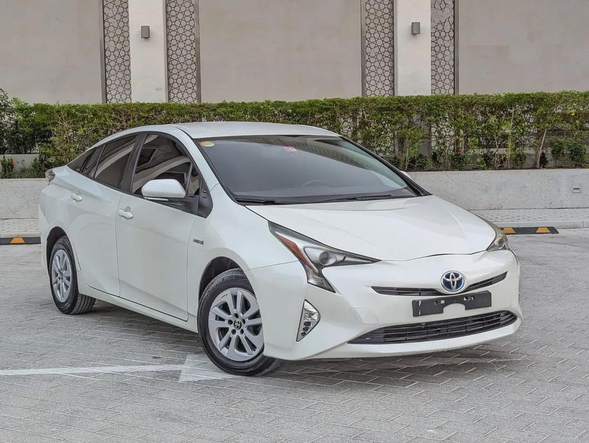 Toyota Prius Iconic 2017 - GCC Specs Full Option With Navigation and Leather Seats-4-4