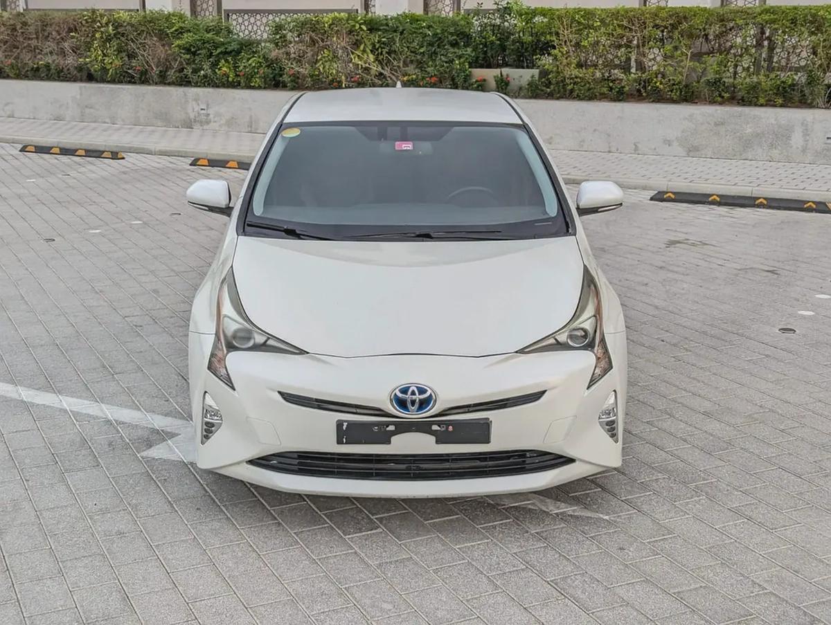 Toyota Prius Iconic 2017 - GCC Specs Full Option With Navigation and Leather Seats-5-5