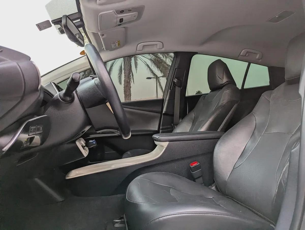 Toyota Prius Iconic 2017 - GCC Specs Full Option With Navigation and Leather Seats-7-7
