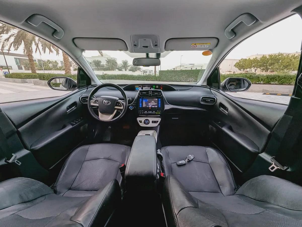Toyota Prius Iconic 2017 - GCC Specs Full Option With Navigation and Leather Seats-12-12