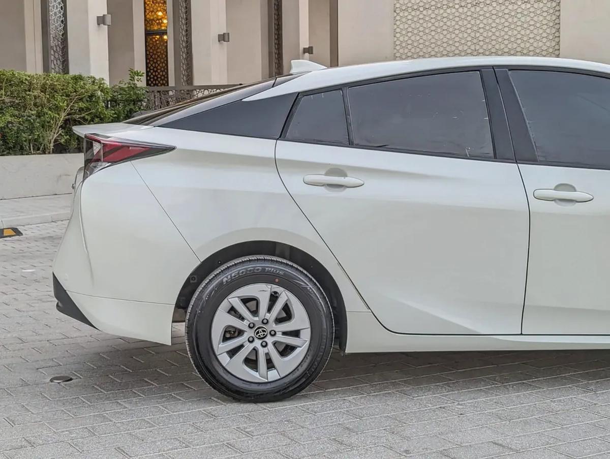 Toyota Prius Iconic 2017 - GCC Specs Full Option With Navigation and Leather Seats-16-16