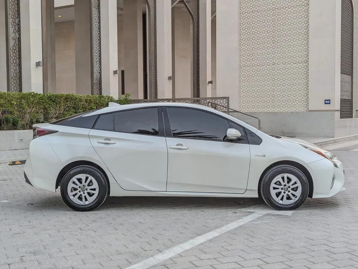 Toyota Prius Iconic 2017 - GCC Specs Full Option With Navigation and Leather Seats-17-17