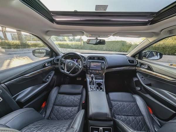 Nissan Maxima SR 2016 - GCC Specs Premium Condition Full Option Top With Navigation Low KM Car