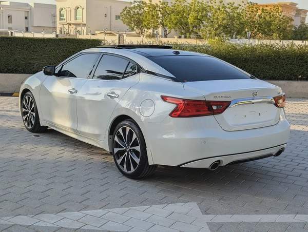 Nissan Maxima SR 2016 - GCC Specs Premium Condition Full Option Top With Navigation Low KM Car