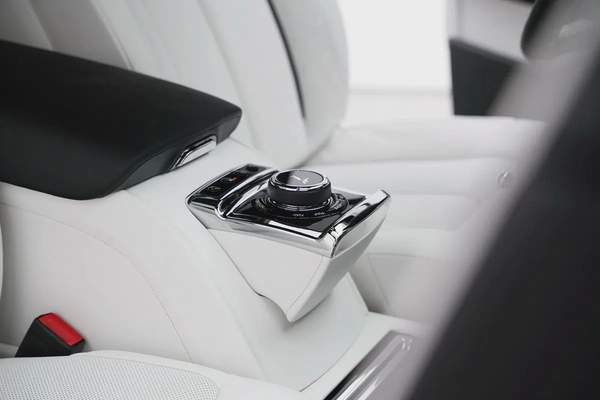 2026 ROLLS-ROYCE PHANTOM EWB WITH WARRANTY AND SERVICE CONTRACT