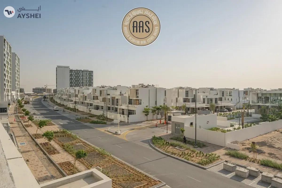 Fully Furnished ! Luxurious Apartment ! Ready To Move ! Pool Facing ! With All Aminities-3-3