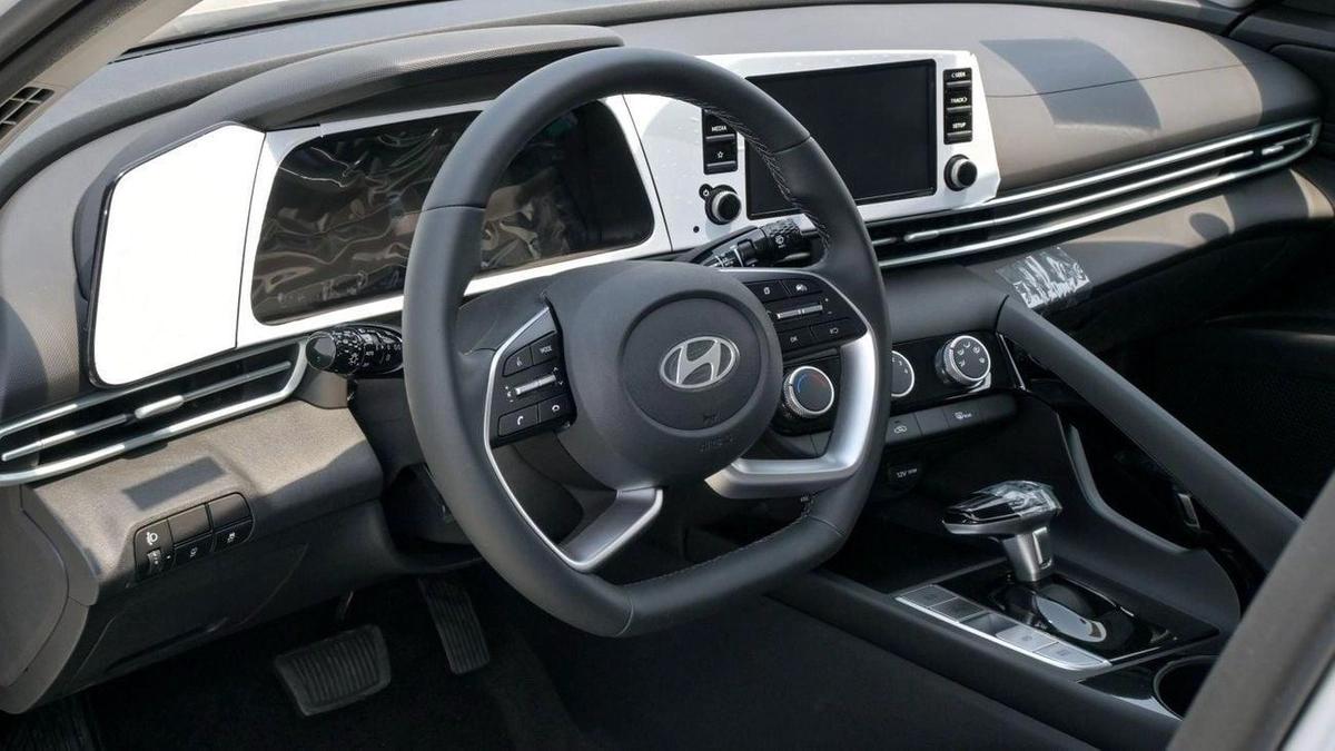 Hyundai Elantra-3-3