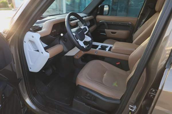 LAND ROVER DEFENDER ( 110 X-DYNAMIC HSE ) - GCC SPECS - 5 YEARS UNDER WARRANTY - ACCIDENT FREE -