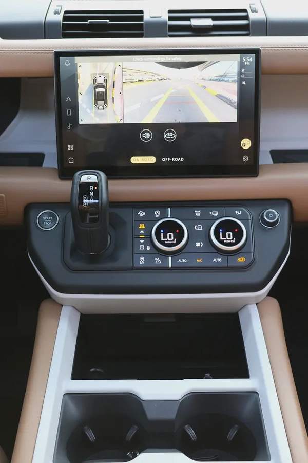 LAND ROVER DEFENDER ( 110 X-DYNAMIC HSE ) - GCC SPECS - 5 YEARS UNDER WARRANTY - ACCIDENT FREE -