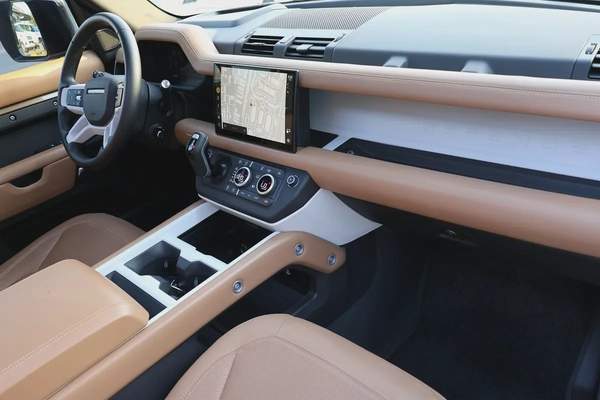 LAND ROVER DEFENDER ( 110 X-DYNAMIC HSE ) - GCC SPECS - 5 YEARS UNDER WARRANTY - ACCIDENT FREE -