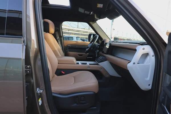 LAND ROVER DEFENDER ( 110 X-DYNAMIC HSE ) - GCC SPECS - 5 YEARS UNDER WARRANTY - ACCIDENT FREE -