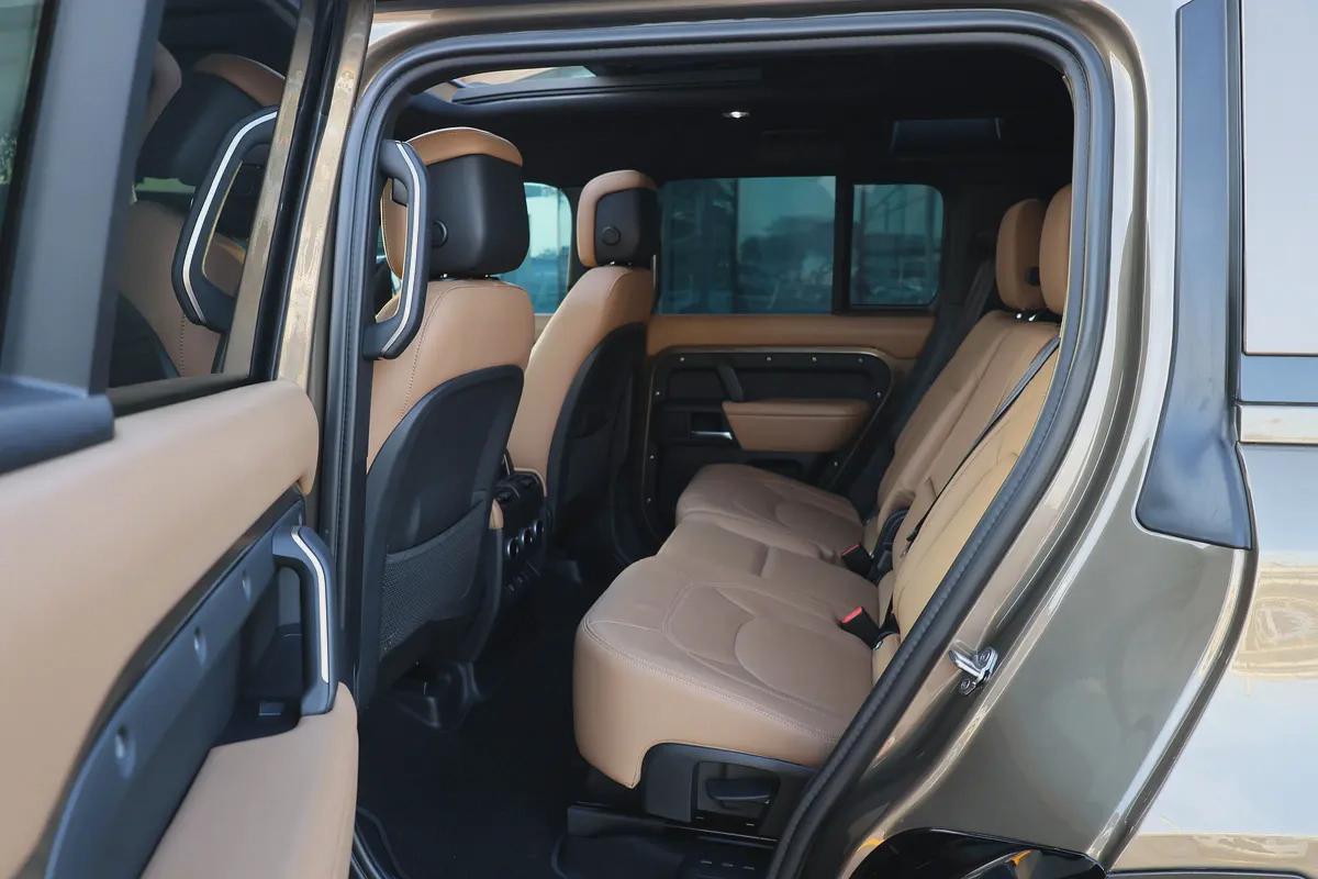 LAND ROVER DEFENDER ( 110 X-DYNAMIC HSE ) - GCC SPECS - 5 YEARS UNDER WARRANTY - ACCIDENT FREE --16-16
