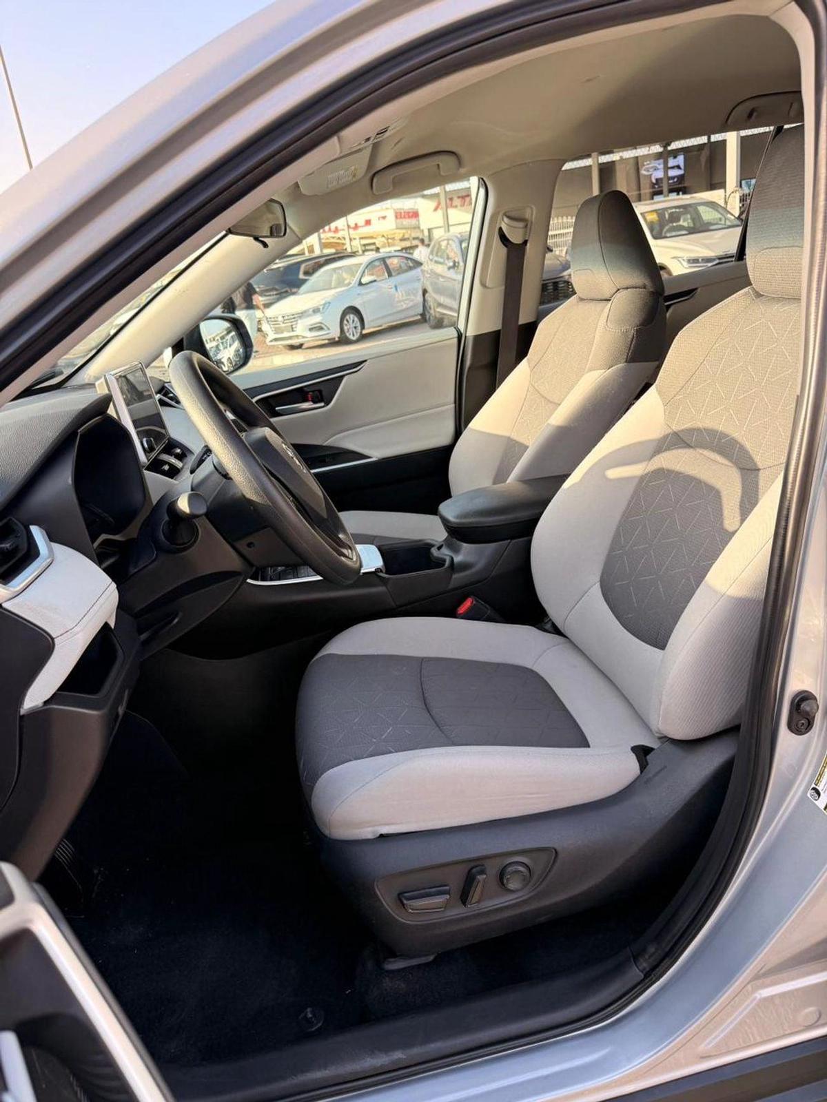 Toyota RAV4 XLE 4X4 Full option 2025-6-6