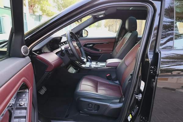 EVOQUE P250 HSE - GCC SPECS - FULL SERVICE HISTORY - ACCIDENT FREE - UNDER WARRANTY -