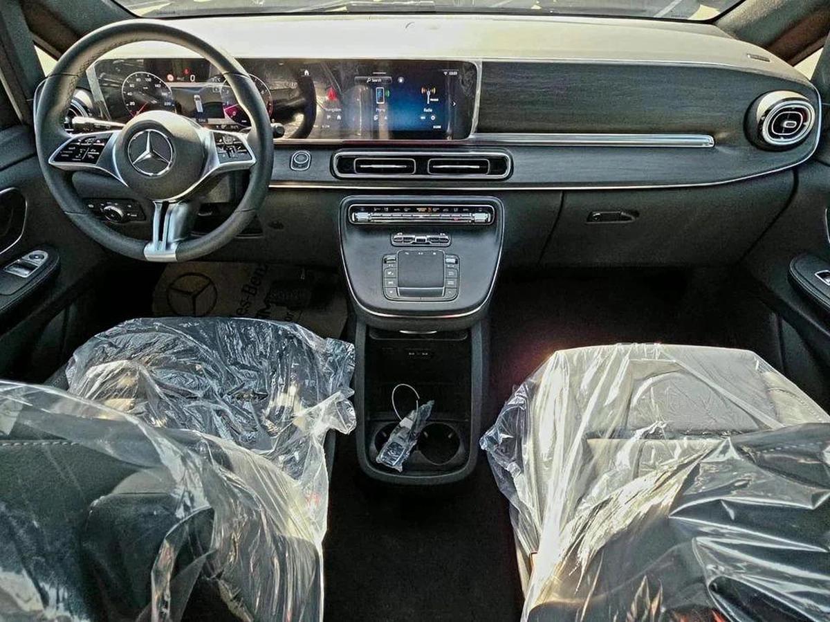 Mercedes-Benz V 300 Avantgarde Under Agency Warranty 2026 GCC-3-3