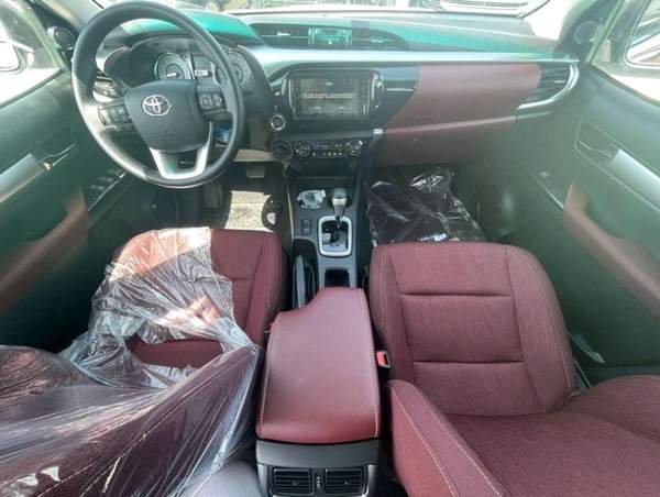 Toyota Hilux 2024 TOYOTA HILUX 2.7L petrol automatic 4x4 full option with bush start