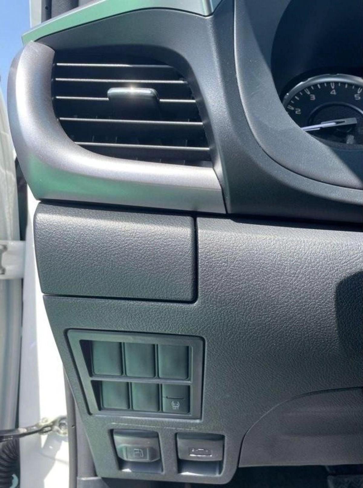 Toyota Hilux 2024 TOYOTA HILUX 2.7L petrol automatic 4x4 full option with bush start-11-11