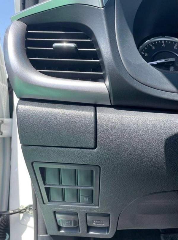 Toyota Hilux 2024 TOYOTA HILUX 2.7L petrol automatic 4x4 full option with bush start