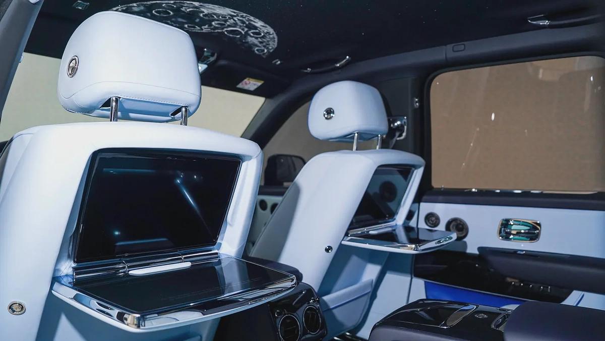 Special Offer | AED 52,402 PM | Up to 3 Years Warranty Unlimited | 2023 Rolls-Royce Cullinan Black-4-4