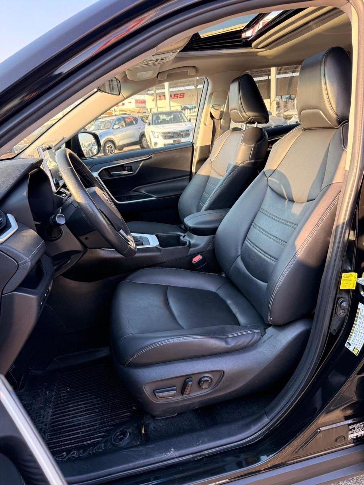 Toyota RAV4 XLE premium 2.5 L Full option-5-5