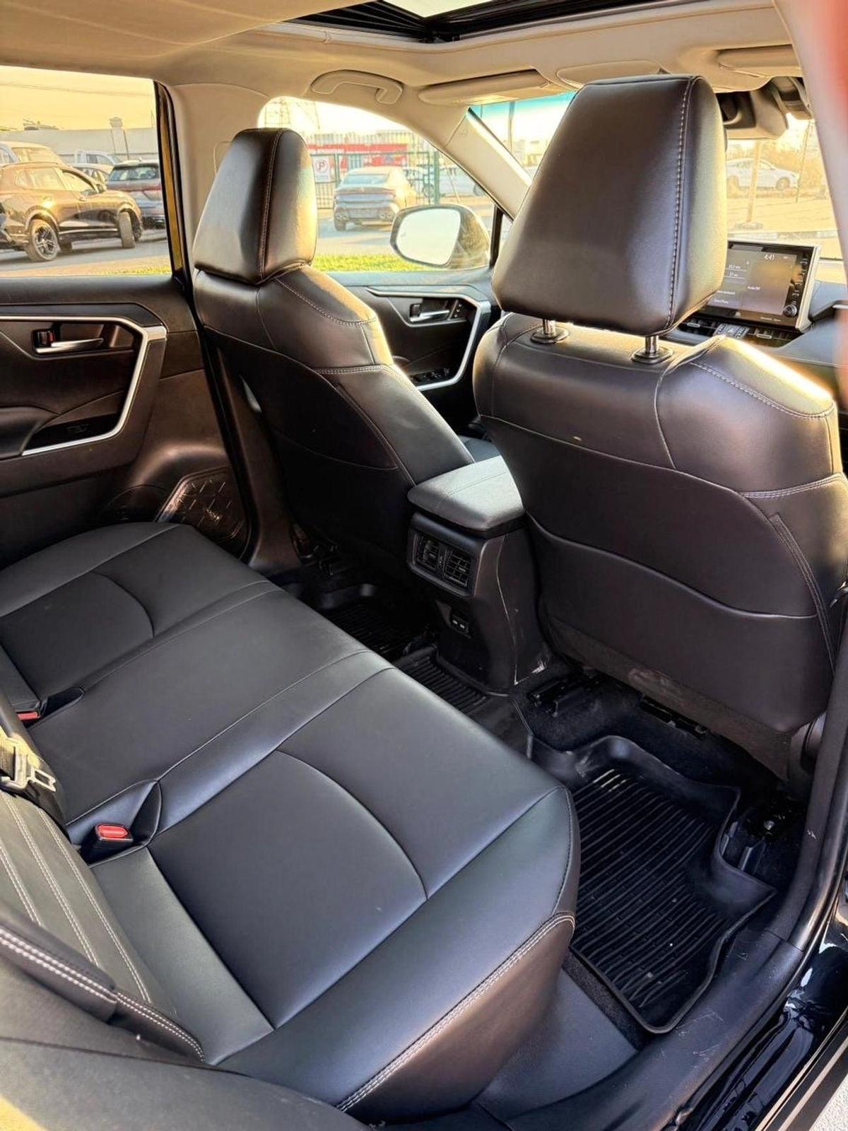 Toyota RAV4 XLE premium 2.5 L Full option-17-17