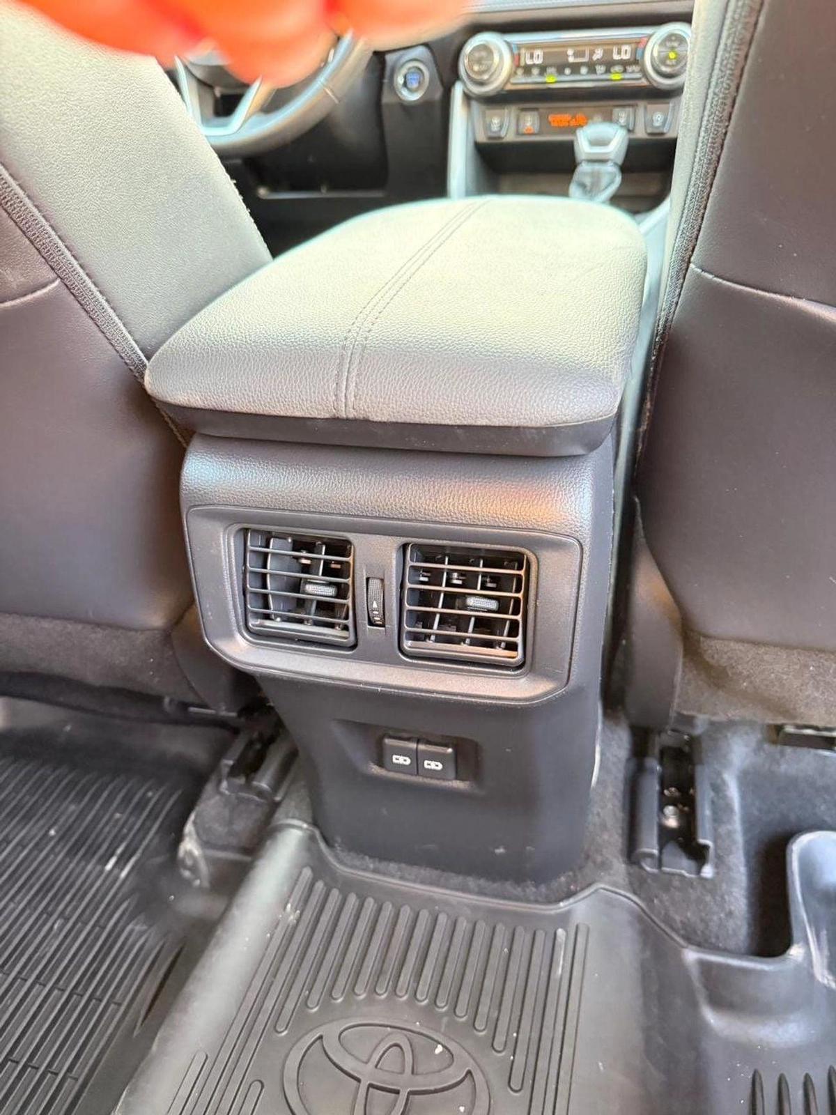 Toyota RAV4 XLE premium 2.5 L Full option-18-18