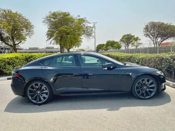 2017 Tesla Model S 90D - GCC Specs