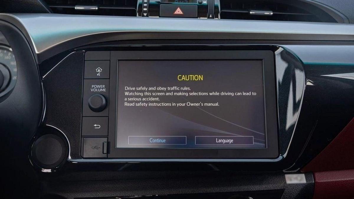 Toyota Hilux TOYOTA HILUX 2.7L petrol manual 2023-11-11