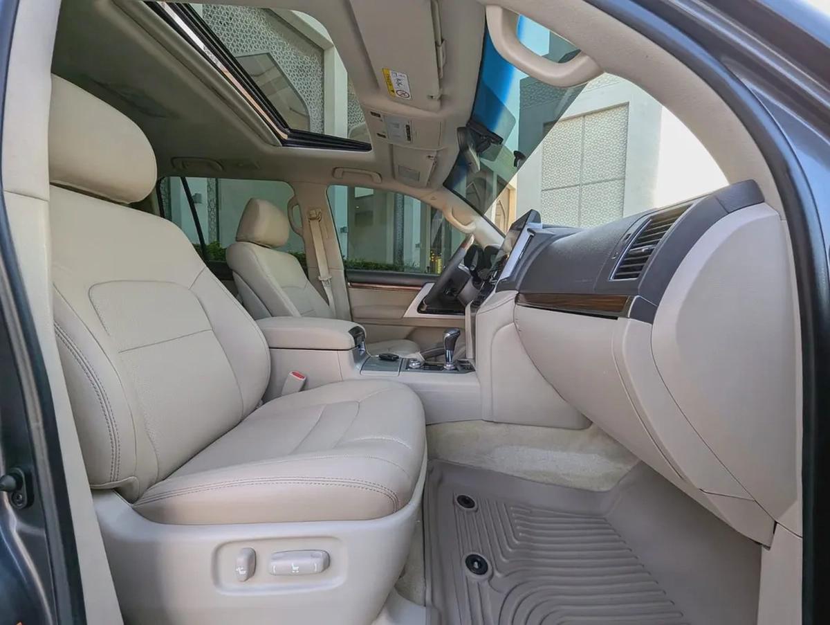 TOYOTA LAND CRUISER 2018 GXR TOP V8 5.7L GCC IN EXCELLENT CONDITION-2-2