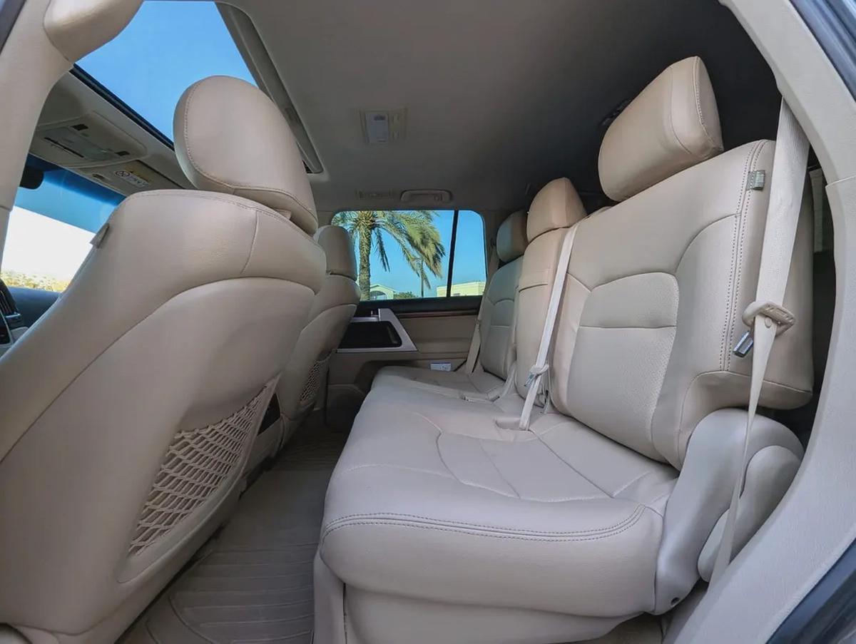 TOYOTA LAND CRUISER 2018 GXR TOP V8 5.7L GCC IN EXCELLENT CONDITION-4-4