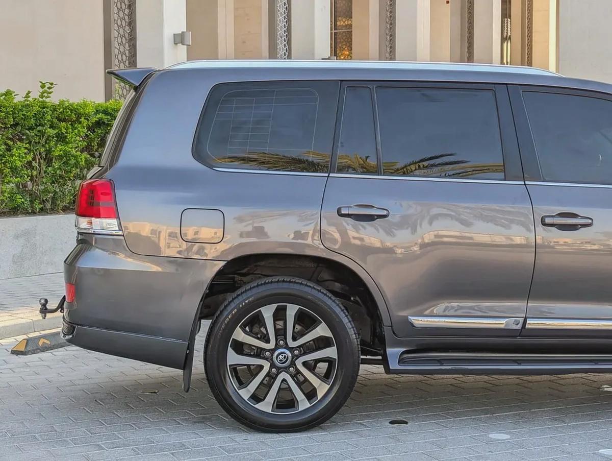 TOYOTA LAND CRUISER 2018 GXR TOP V8 5.7L GCC IN EXCELLENT CONDITION-10-10