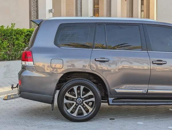 TOYOTA LAND CRUISER 2018 GXR TOP V8 5.7L GCC IN EXCELLENT CONDITION