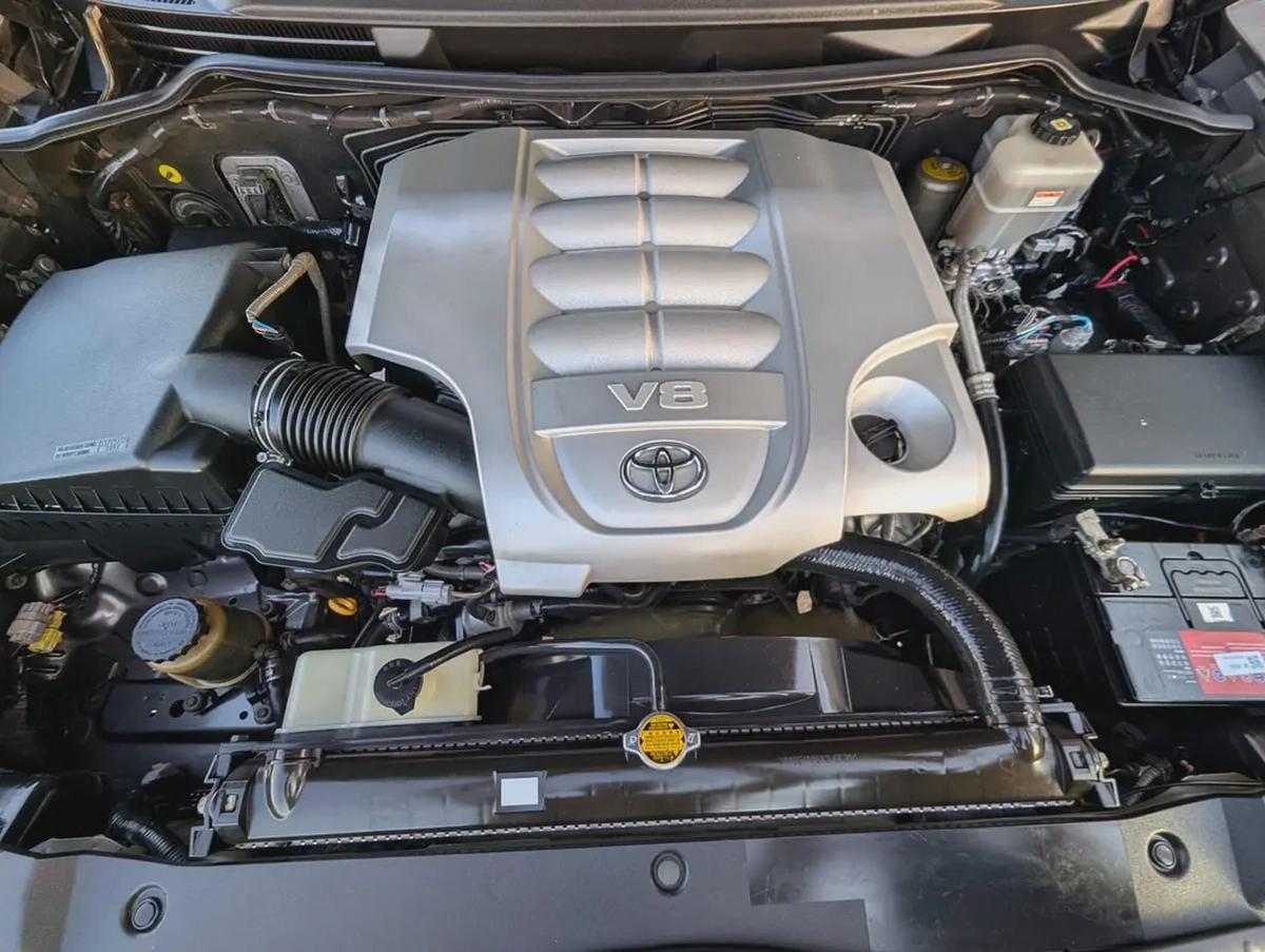 TOYOTA LAND CRUISER 2018 GXR TOP V8 5.7L GCC IN EXCELLENT CONDITION-11-11