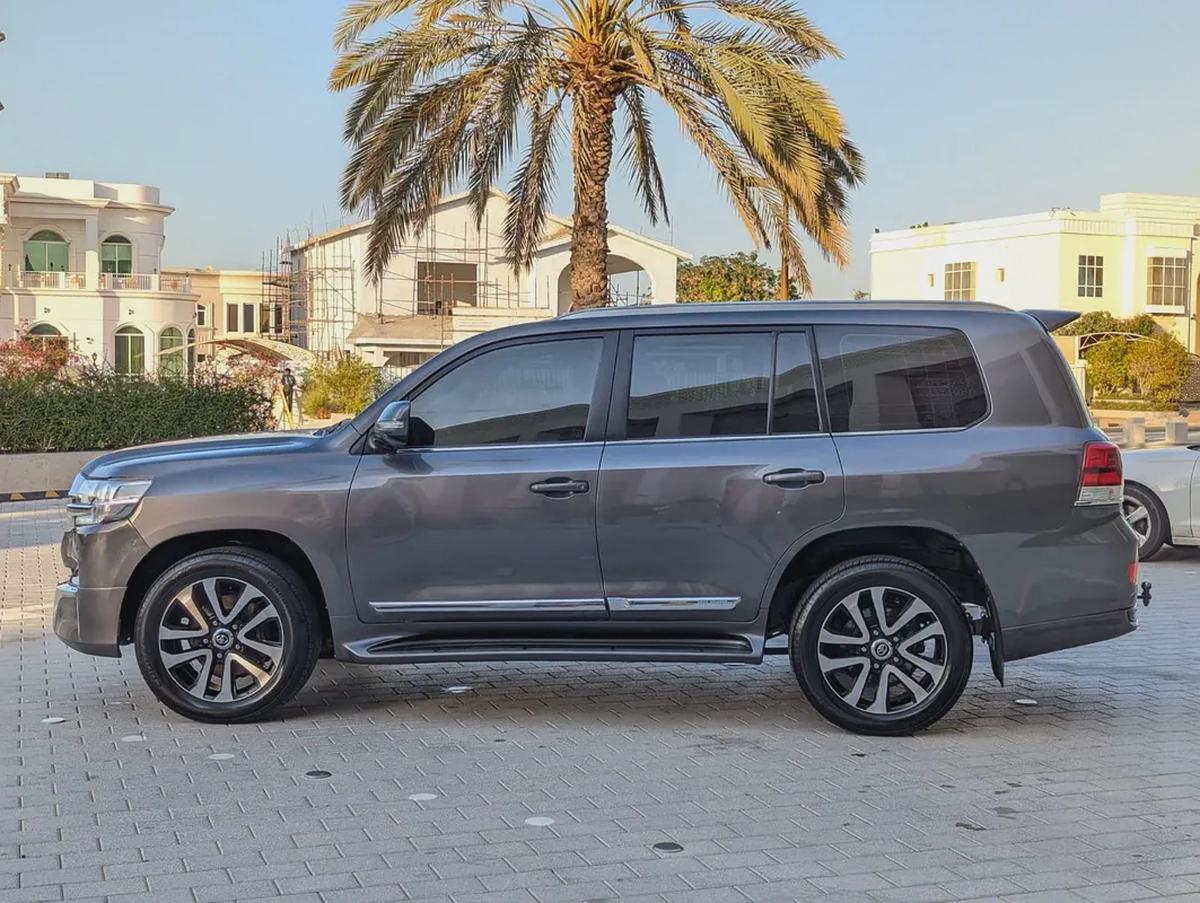 TOYOTA LAND CRUISER 2018 GXR TOP V8 5.7L GCC IN EXCELLENT CONDITION-14-14