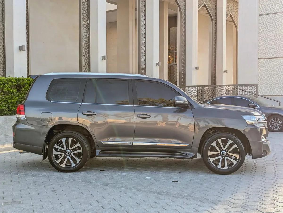 TOYOTA LAND CRUISER 2018 GXR TOP V8 5.7L GCC IN EXCELLENT CONDITION-15-15