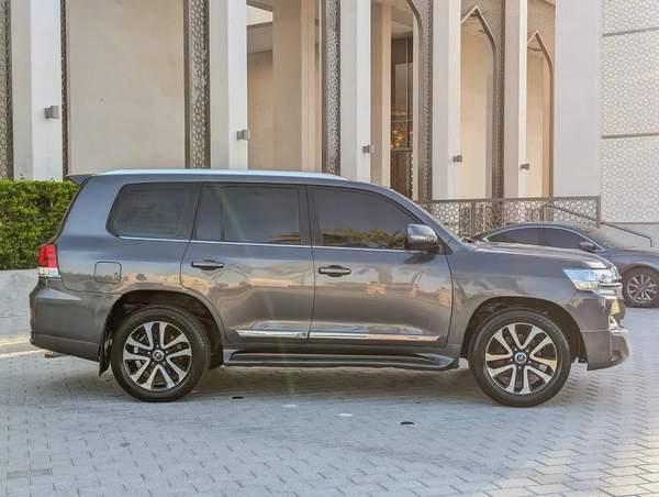TOYOTA LAND CRUISER 2018 GXR TOP V8 5.7L GCC IN EXCELLENT CONDITION
