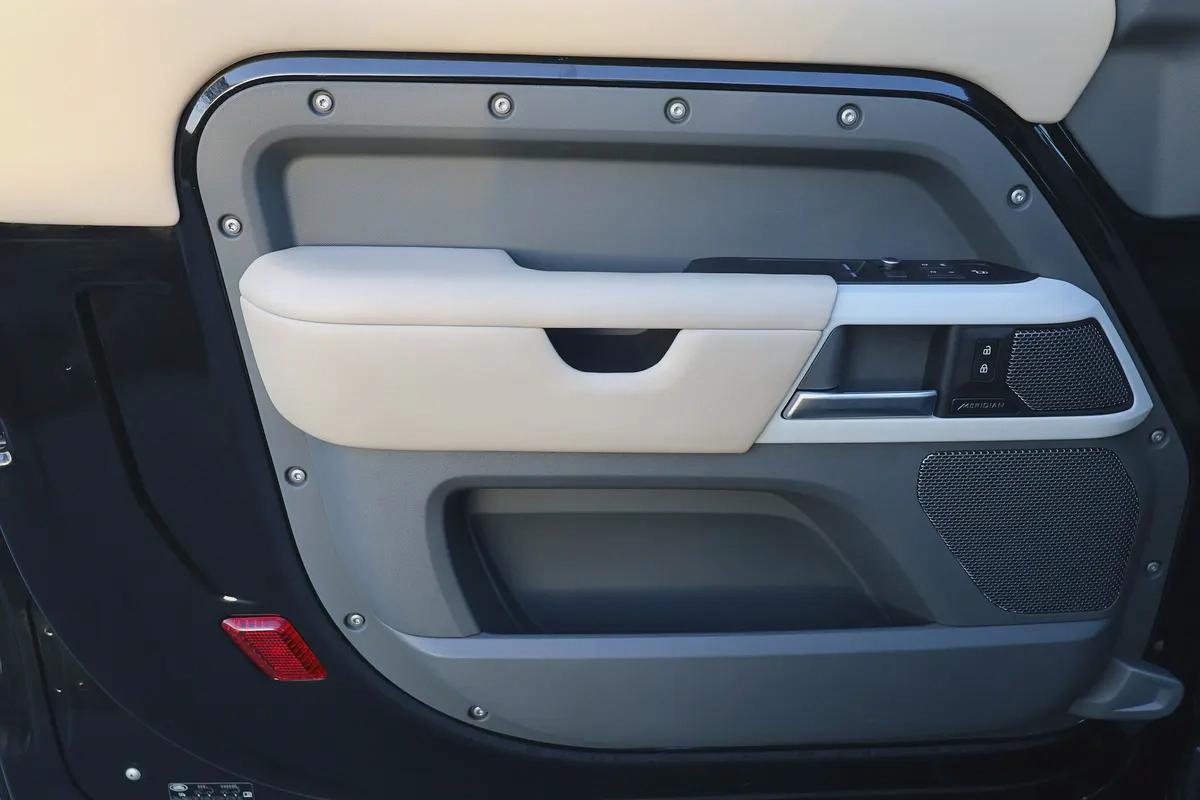 LAND ROVER DEFENDER 90 HSE ( P400 ) - GCC SPECS - ACCIDENT FREE - FULL SERVICE HISTORY --8-8