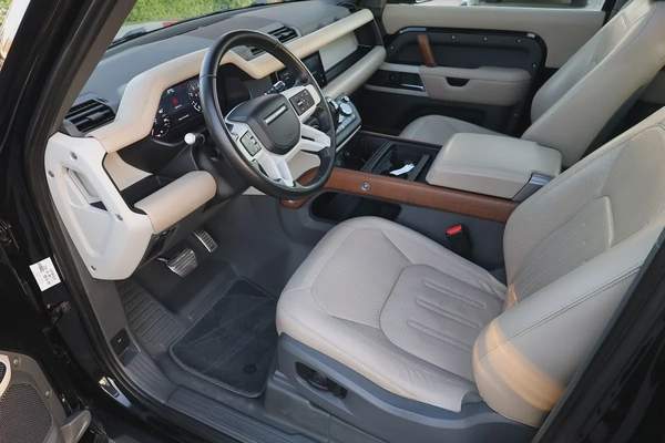 LAND ROVER DEFENDER 90 HSE ( P400 ) - GCC SPECS - ACCIDENT FREE - FULL SERVICE HISTORY -