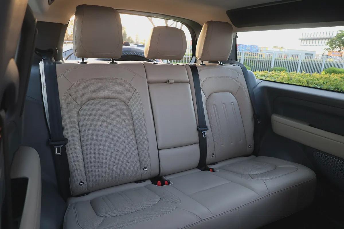 LAND ROVER DEFENDER 90 HSE ( P400 ) - GCC SPECS - ACCIDENT FREE - FULL SERVICE HISTORY --16-16