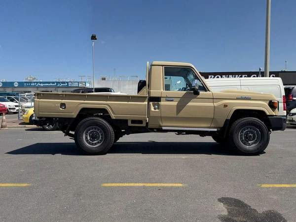 Toyota Land Cruiser Pick Up LC79 single cabina 4,0L Automatic model 2026 Basic Oman Spec