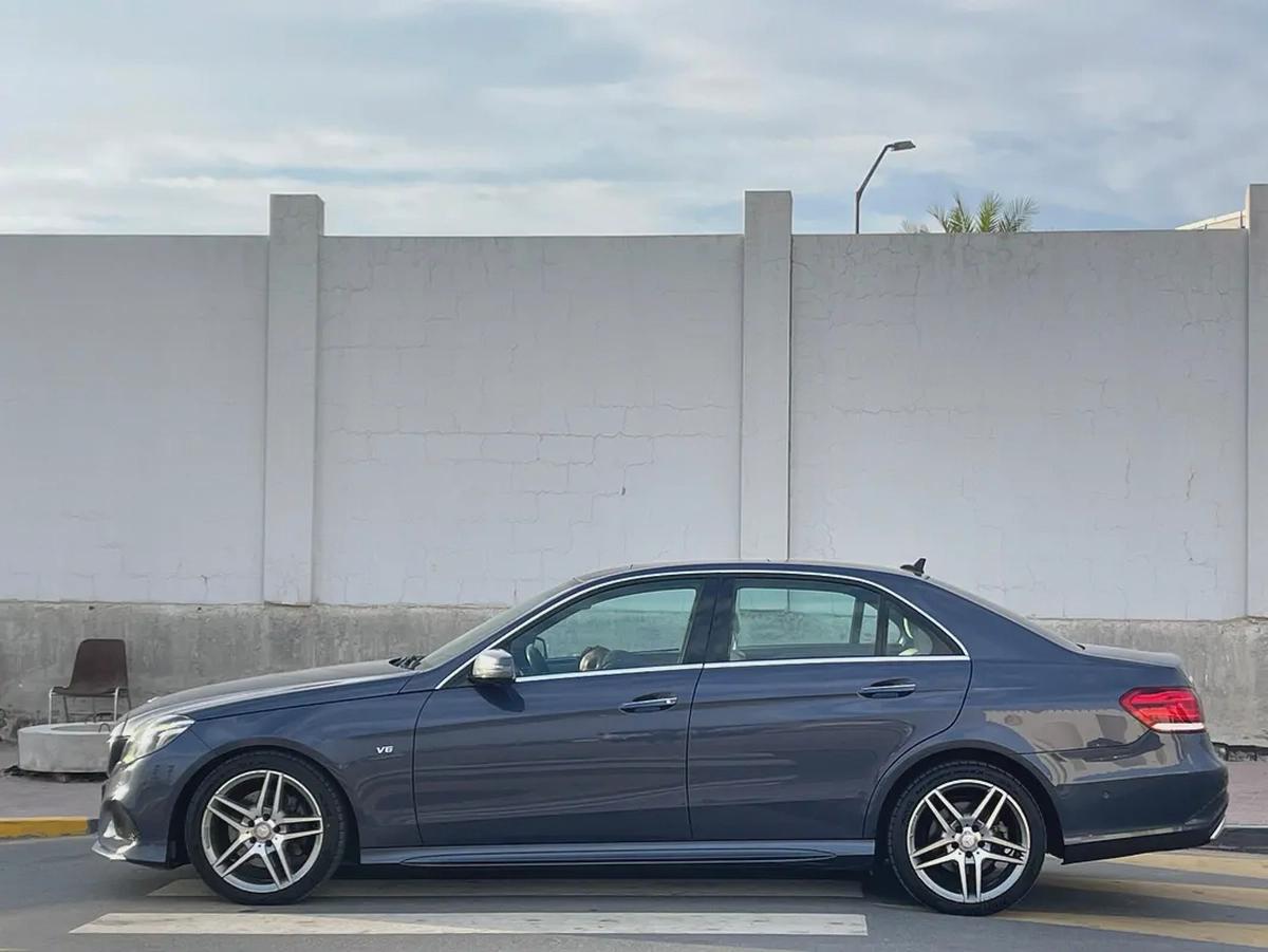 Mercedes E300 GCC full option accident free excellent condition-4-4